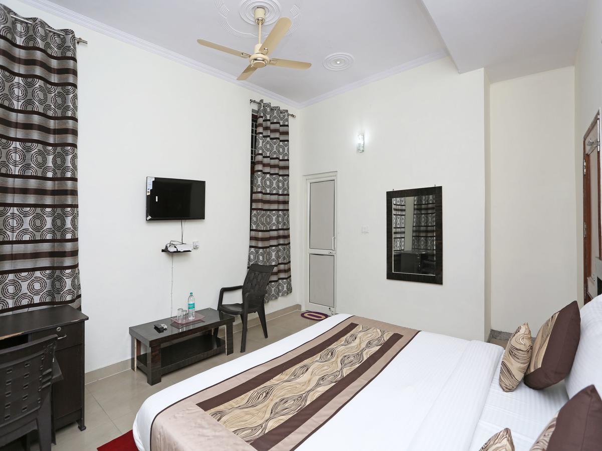 Oyo 8910 Celeste Inn Greater Noida Dış mekan fotoğraf